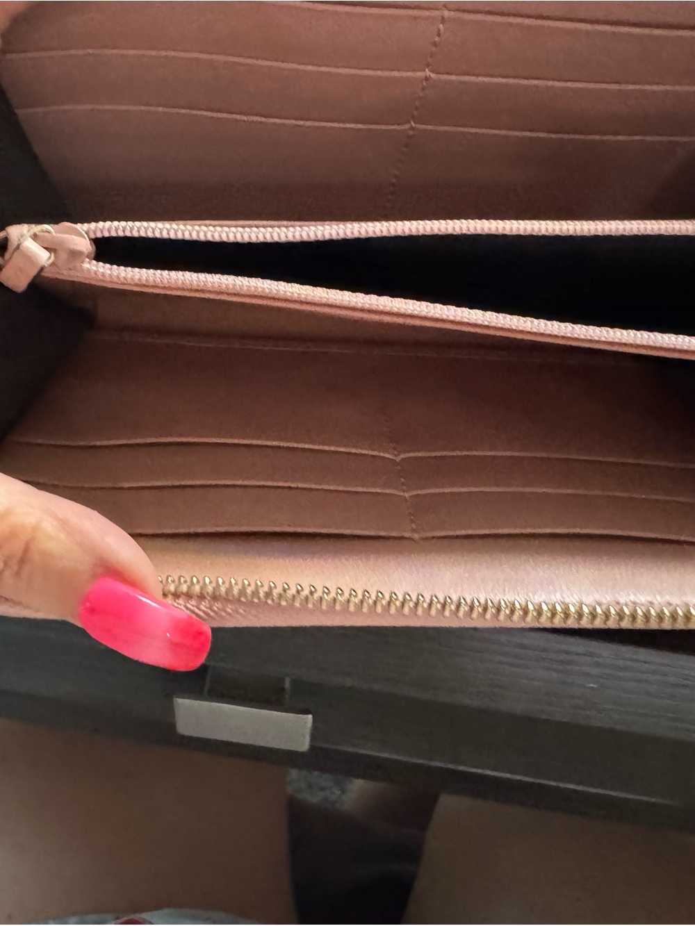 Gucci embossed GG clutch in blush coral - Picture 2 of 5